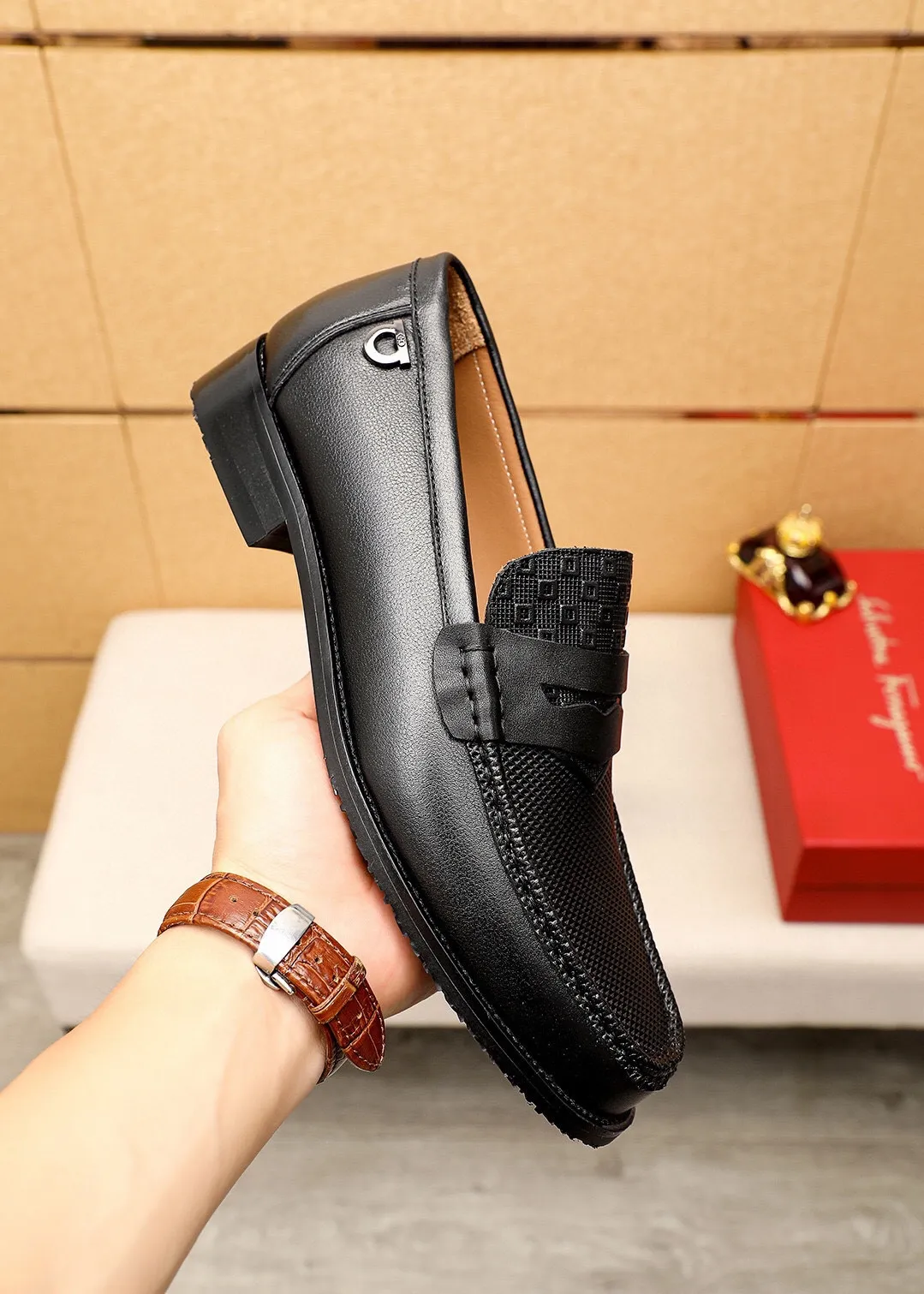 Men's shoes 💰462 💐 Product trademark: Ferragamo "Ferragamo" casual leather shoes Regular size: 38-44 (45.46🉑️customized) Product materials: Selected imported first-layer calfskin embossed upper, imported water-dyed cowhide leather lining. Strong three-dimensional visual effect, combined outsole Color: 1⃣️color optional